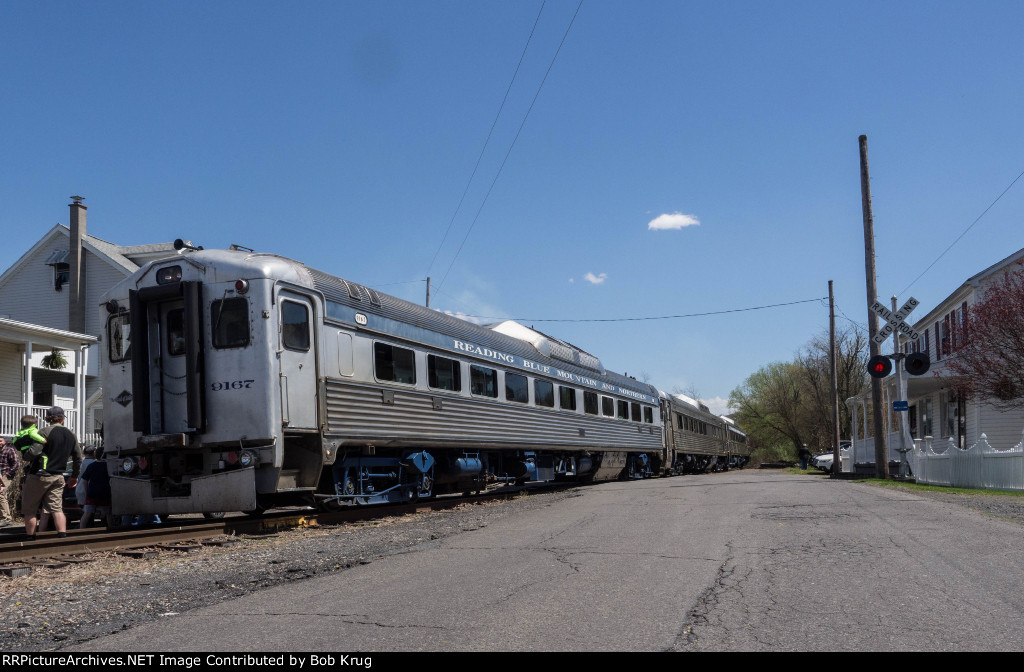 RBMN 9167 pauses to let passengers hop off for a photo run-by